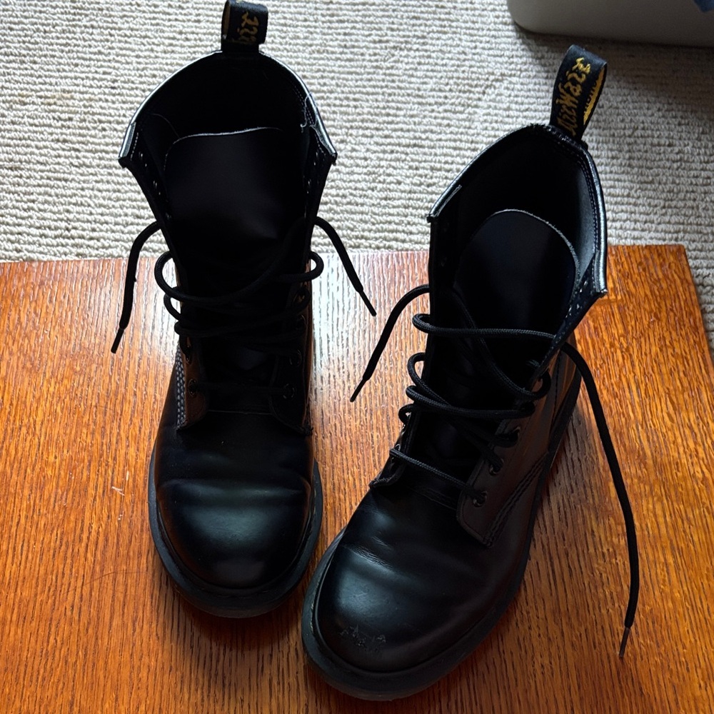 DR MATRENS Leather Lace up 8-eye black boot. Size U.S. 6. - Picture 3 of 10